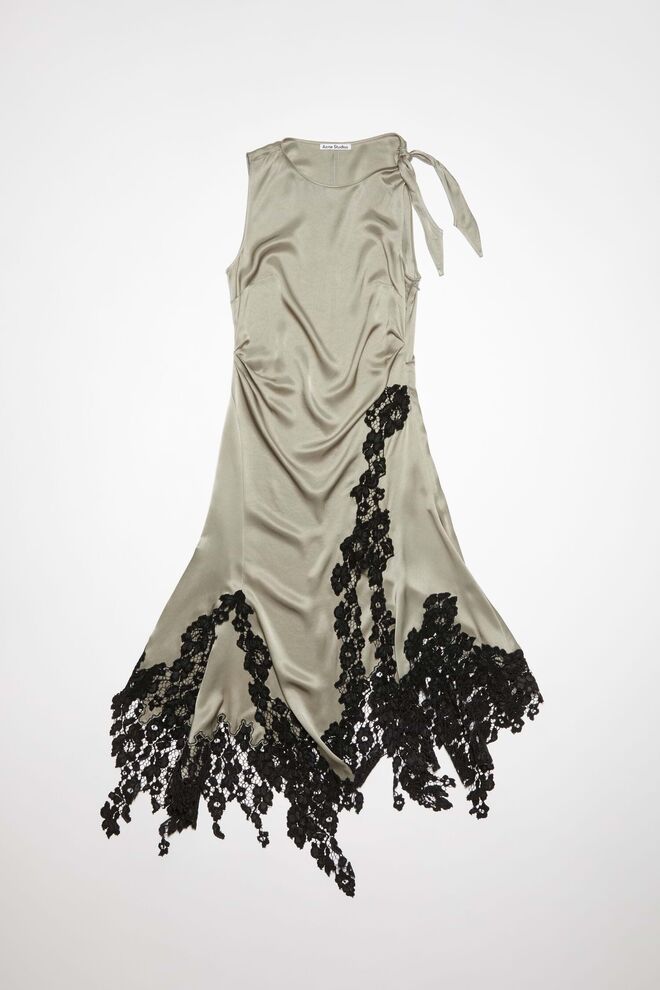 Vestido em cetim com renda, €890, Acne Studios.
