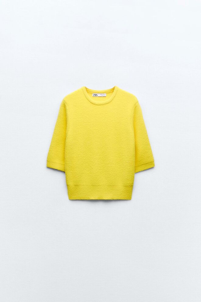 Camisola em felpa, €22,95, Zara.