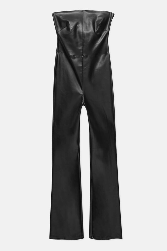 Macacão em polipele, €35,99, Pull&Bear.