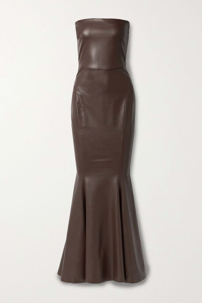 Vestido em napa, €430, Norma Kamali em Netaporter.com
