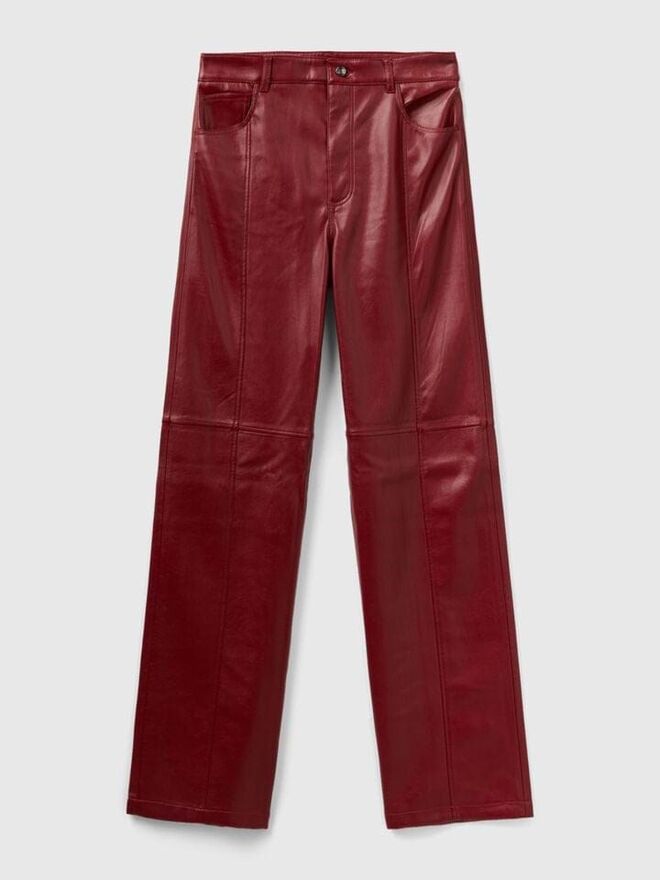 Calças em polipele, €69,95, Benetton.