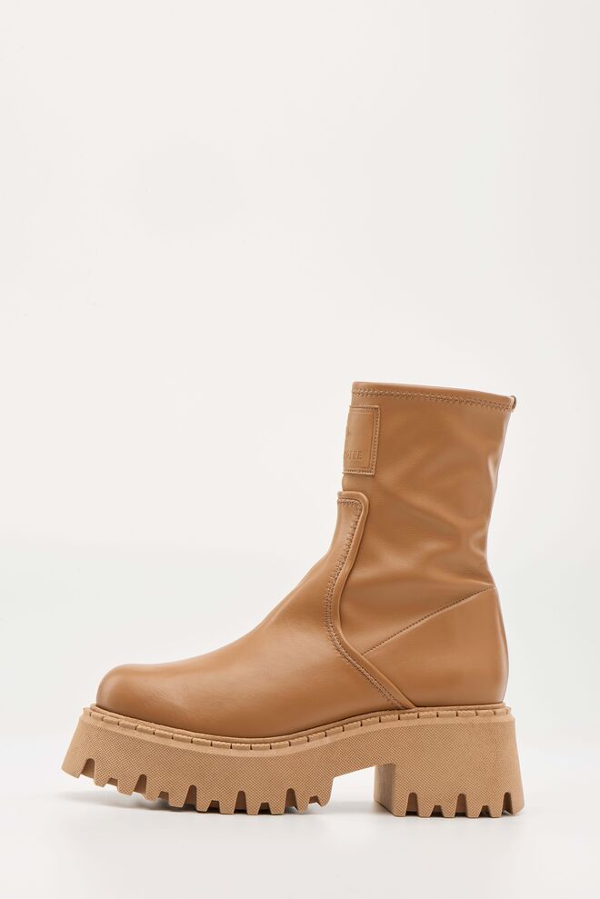Botas em pele, €368, Luis Onofre.