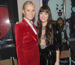 Dakota Johnson e Gwyneth Paltrow juntas de mãos dadas