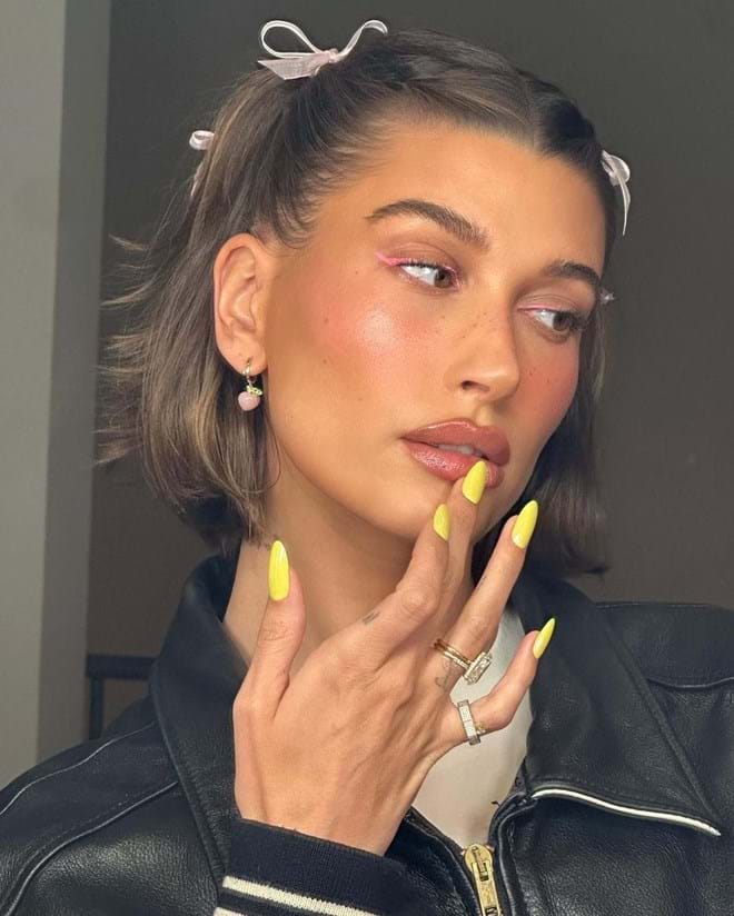 Hailey Bieber aderindo à trend