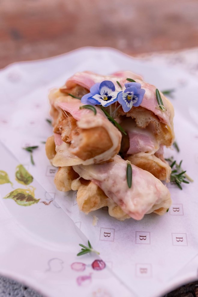 Brunch com o prato de waffle