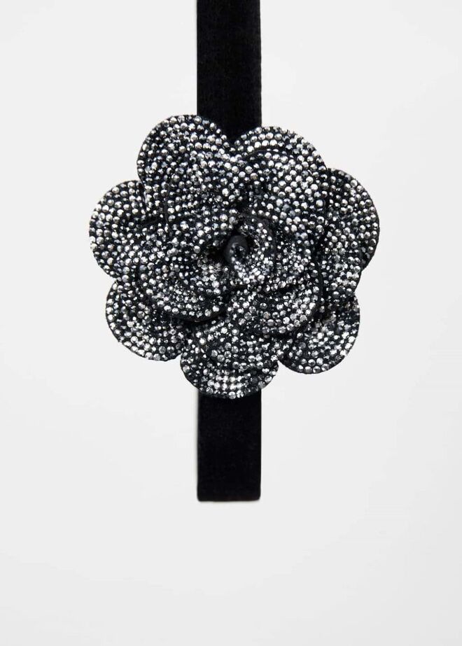 Gargantilha em veludo com cristais, €19,99, Jen Ceballos X Mango.