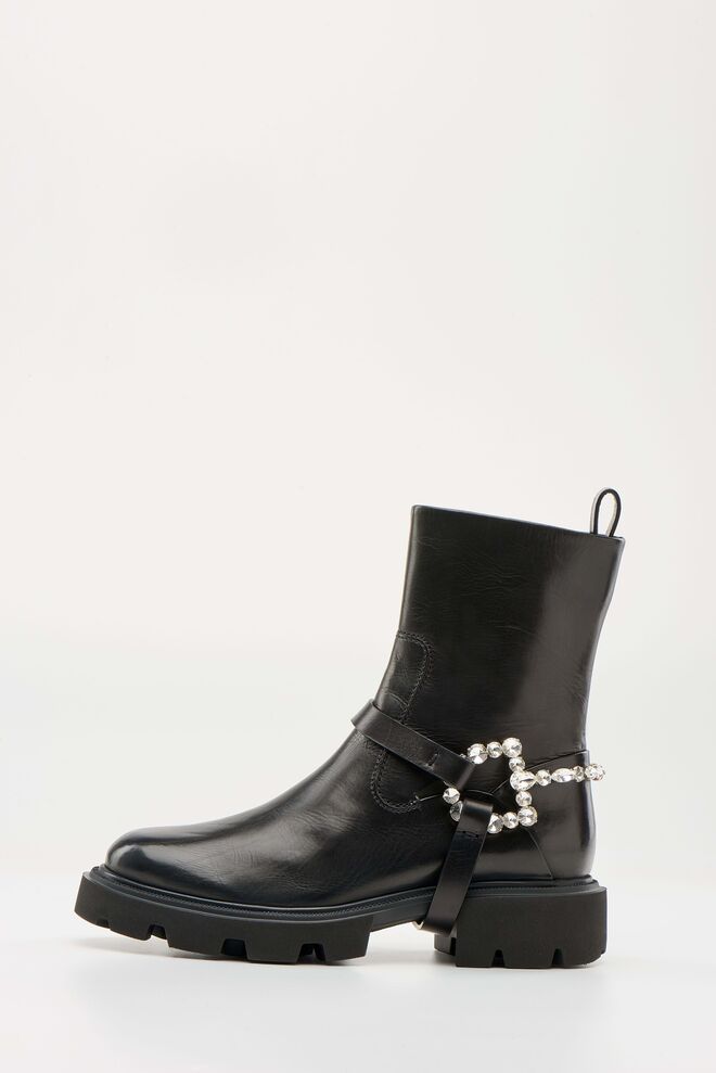 Botas em pele com metal e cristais, €630, Luis Onofre