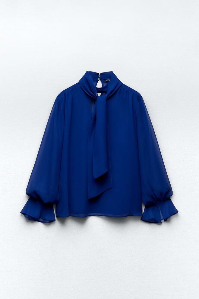 Blusa em musseline, €25,99, Zara.