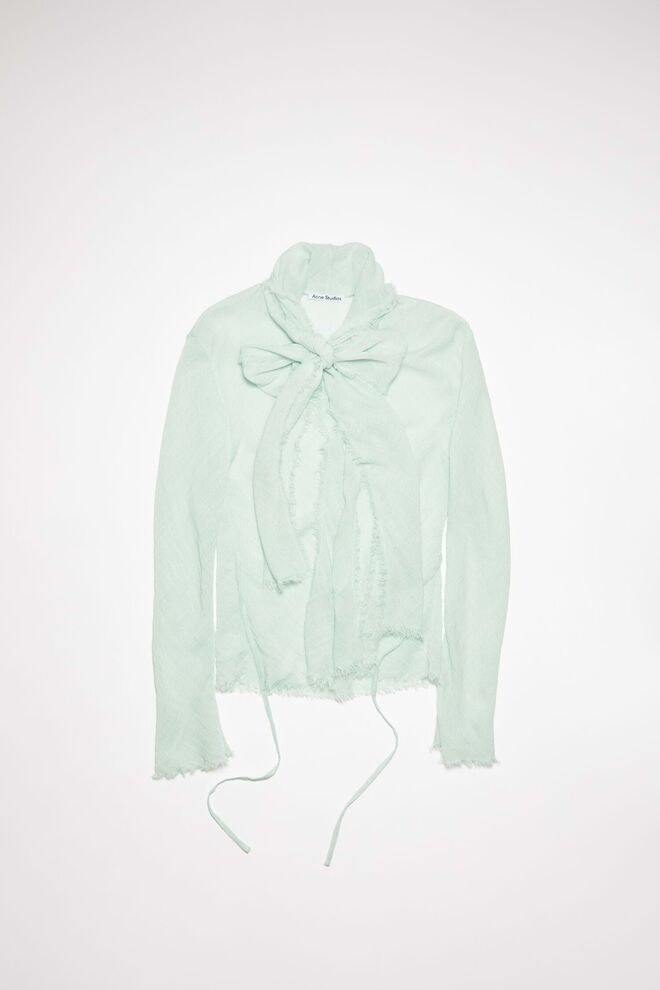 Blusa em chiffon, €450, Acne Studios.