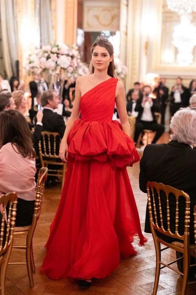 Mais conhecida como "Bibi", a debutante é de Veneza e estreou-se com um vestido de folhos de Giambattista Valli. Atualmente, está a tirar uma licenciatura em Gestão e Administração na Universidade IE. O seu irmão Alberto foi o seu cavaleiro.