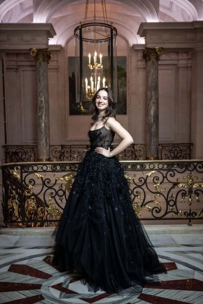 A debutante britânica provém de antepassados que remontam a banqueiros comerciantes do século XVII em Frankfurt e foram fundadores e accionistas de bancos importantes. A jovem de 17 anos apareceu com um vestido personalizado de Christian Dior. é de destacar que a debutante é uma ávida corredora de esqui. O seu maior orgulho até à data foi ter sido nomeada vencedora das provas de Slalom Gigante e Slalom Sub-18 Anglo-Escocês em 2023 e ter ficado entre os 20 primeiros no Campeonato Nacional de Esqui de França.