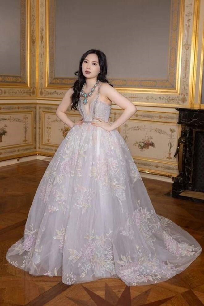 A debutante parecia ter saído de um conto de fadas num vestido da G Hobeika Haute Couture, coberto de rendas florais. A musicista estudou no Berklee College of Music em Boston, tendo recebido uma bolsa de estudos parcial. Recentemente, estreou o seu single "idk" e o seu álbum de estreia foi lançado em setembro.