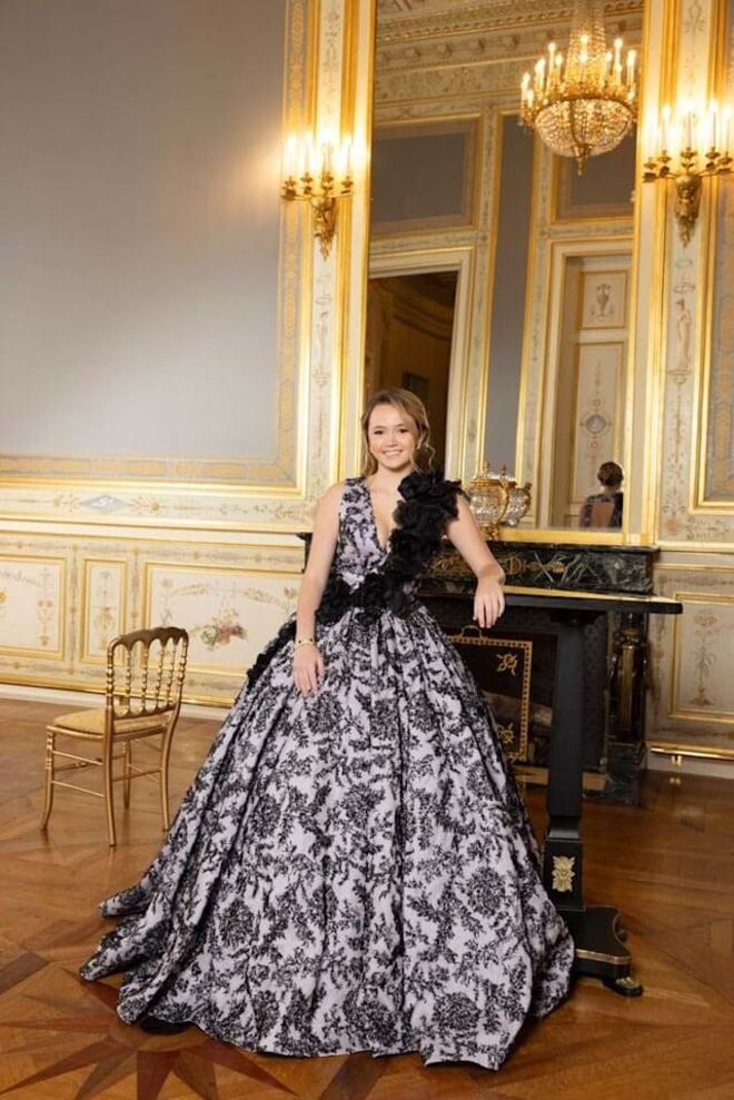 Com apenas 18 anos, a debutante estreou-se com um vestido de renda de Guo Pei. Elizabeth vive na Carolina do Sul, onde os seus pais são conhecidos pela sua generosidade e filantropia na comunidade. A jovem ganhou um prémio numa Conferência Legislativa Simulada do Estado, onde ajudou aprovar um projeto de lei para proteger as vítimas de violação.