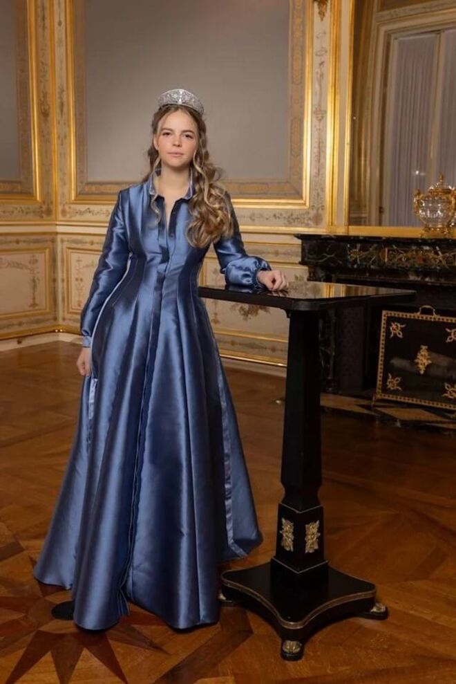 A Arquiduquesa da Áustria, Princesa Real da Hungria, encarnou a beleza régia com um vestido azul petróleo de Alexis Mabille.
A jovem de 21 anos, apresentou-se com uma tiara Orléans. O seu cavaleiro foi o príncipe Constantino de Orleães.