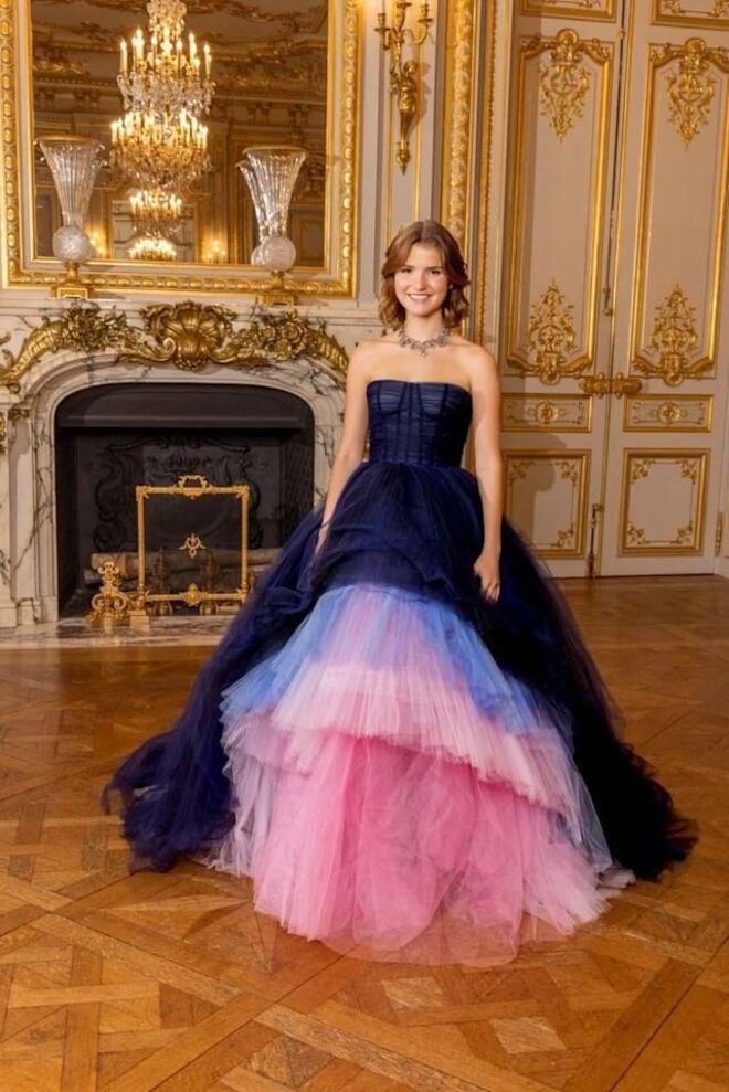 A escolha do vestido recai na casa de moda, Carolina Herrera. Com 19 anos, está atualmente a tirar uma licenciatura em Governo na Universidade de Georgetown, em Washington DC. O melhor amigo, Patrick Bennett, é o seu cavalheiro.