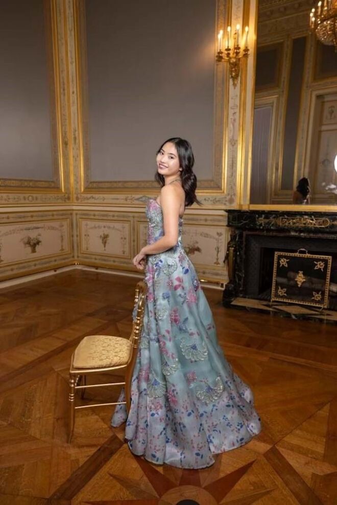 Com um vestido que se assemelha a um bouquet, a debutante escolheu um vestido sem alças da Armani Privé. A avó de Yvette, Alice King, fundou uma das primeiras galerias de arte contemporânea em Hong Kong em 1981 e é uma importante patrona das artes. Yvette estuda arquitetura e design na Universidade da Pensilvânia, em Filadélfia. É uma estudante inspiradora, envolvida numa associação que angaria fundos para a investigação da doença de Alzheimer.