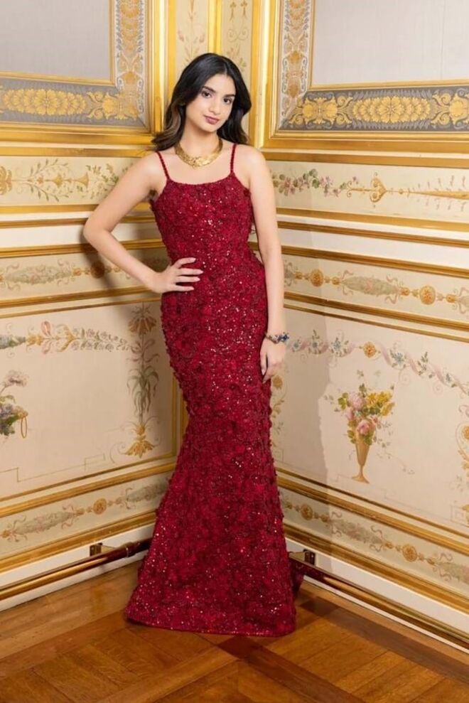 Com um vestido de Sabyasachi, a jovem pertence à família Birla, uma das mais antigas famílias de empresários da Índia, cujas raízes remontam ao século XIX. O seu bisavô, o Sr. G.D Birla, foi o fundador do Grupo Aditya Birla. A debutante está atualmente a tirar uma licenciatura em Psicologia com estudos de Educação na Universidade College of London.