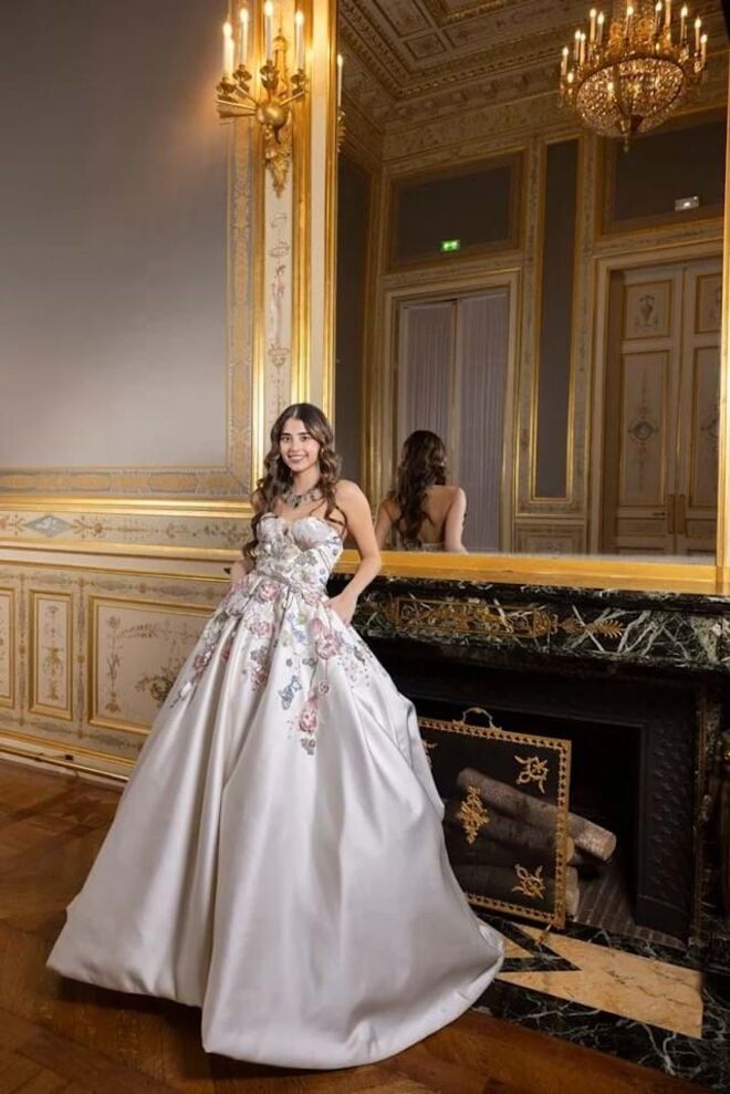 A debutante paquistanesa apresentou-se com um vestido sem alças, adornado com flores, de Elie Saab. Hannah é a bisneta de Sir Fazle Husain, advogado de Cambridge, Ministro da Educação e fundador do partido Unionista na Índia.