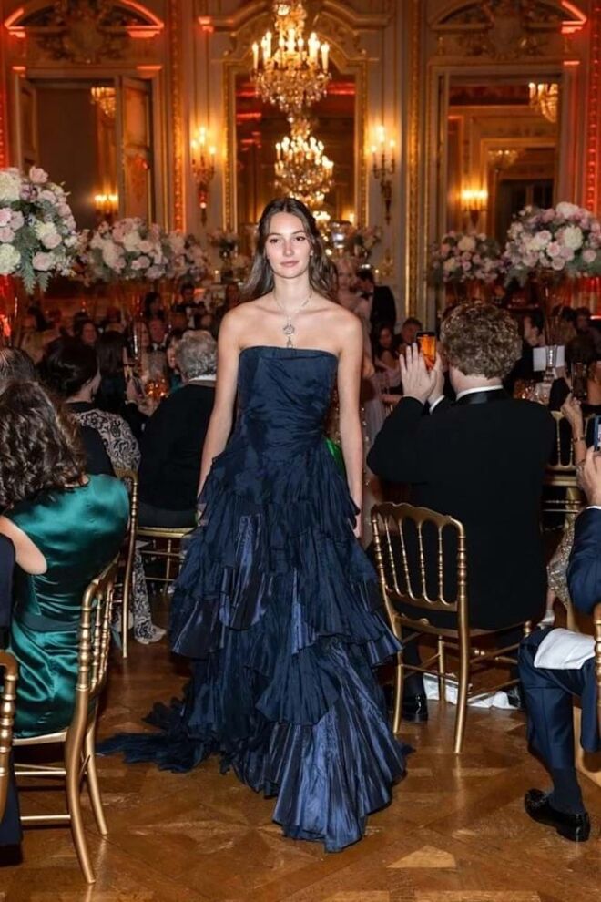 Com um vestido azul-marinho, a americana escolheu um vestido da Ralph Lauren. A debutante não é só modelo, mas também estudante de design gráfico na Universidade George Washington, em Washington DC. Louisa é apaixonada por filmes e escolheu Ethan Zhang, o filho do realizador Zhang Yimoi, como o seu cavaleiro.