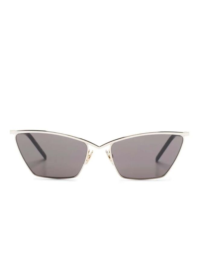 Óculos de sol em metal, €357, Yves Saint Laurent, em Farfetch.com