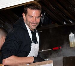 O que faz Bradley Cooper numa food truck de sandes?