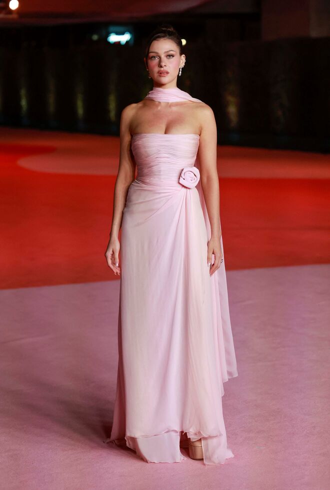 Nicola Peltz em Valentino