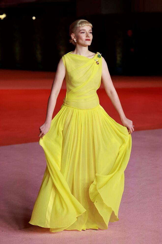 Julia Garner em Phillip Lim