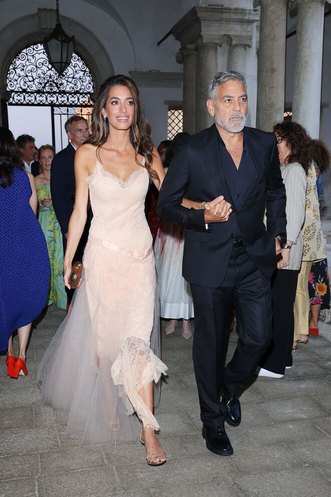 Amal e George assistem aos DVF Awards 2023 durante o 80.º Festival Internacional de Cinema de Veneza, a 31 de agosto de 2023, em Veneza, Itália.