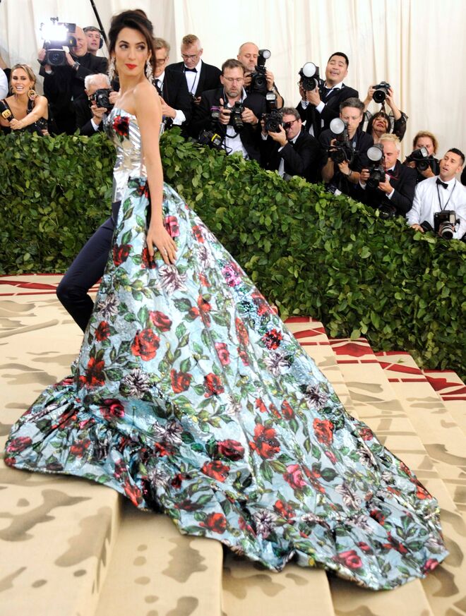 Amal no Met Gala de 2018, em New York, com um vestido de Richard Quinn