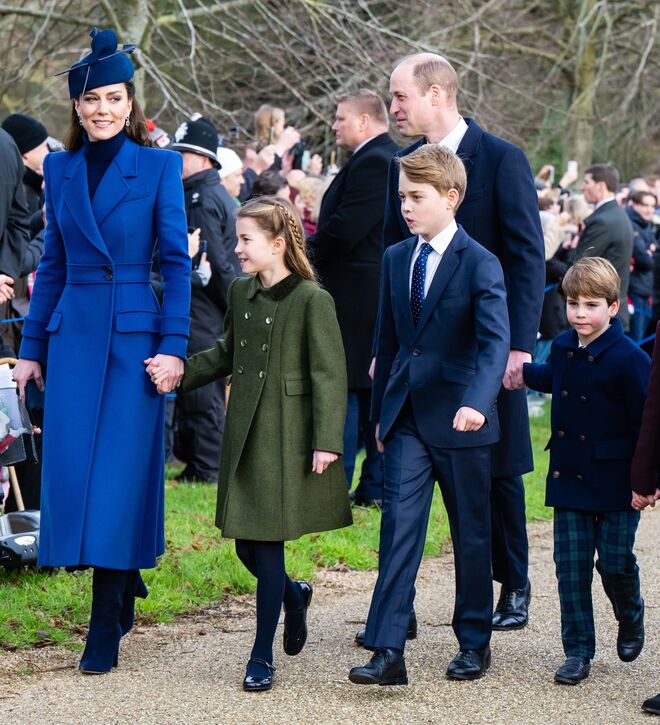 Kate Middleton e o príncipe William, com o of filhos, o príncipe George, a princesa Charlotte e o príncipe Louis, nacerimónia de Natal na igreja de St Mary Magdalene, em Sandringham, Norfolk.