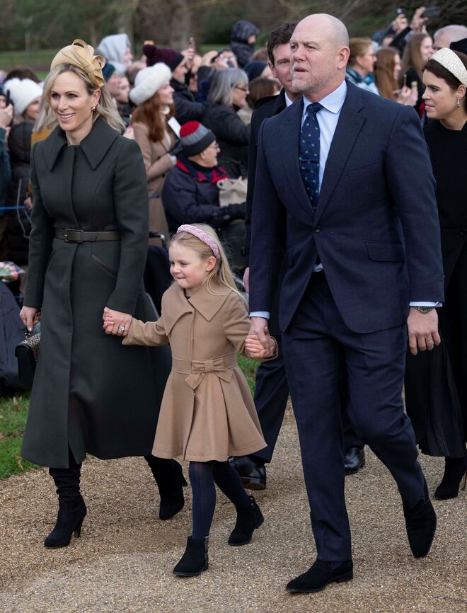 Zara Tindall, acompanhada pela filha Lena Tindall e o marido, Mike Tindall.