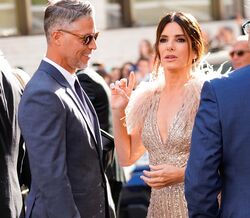 Sandra Bullock honra desejo final do namorado 