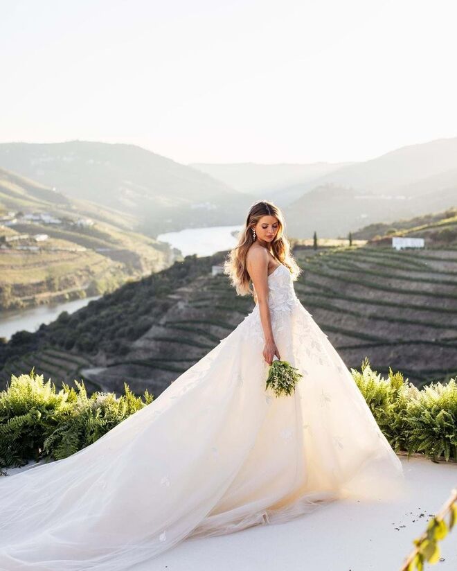 A dois meses de ser mãe, a influencer apostou por um vestido de Oscar de La Renta. 