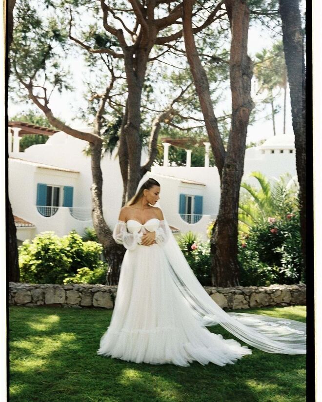 A noiva optou por um vestido de Gio Rodriguez. 