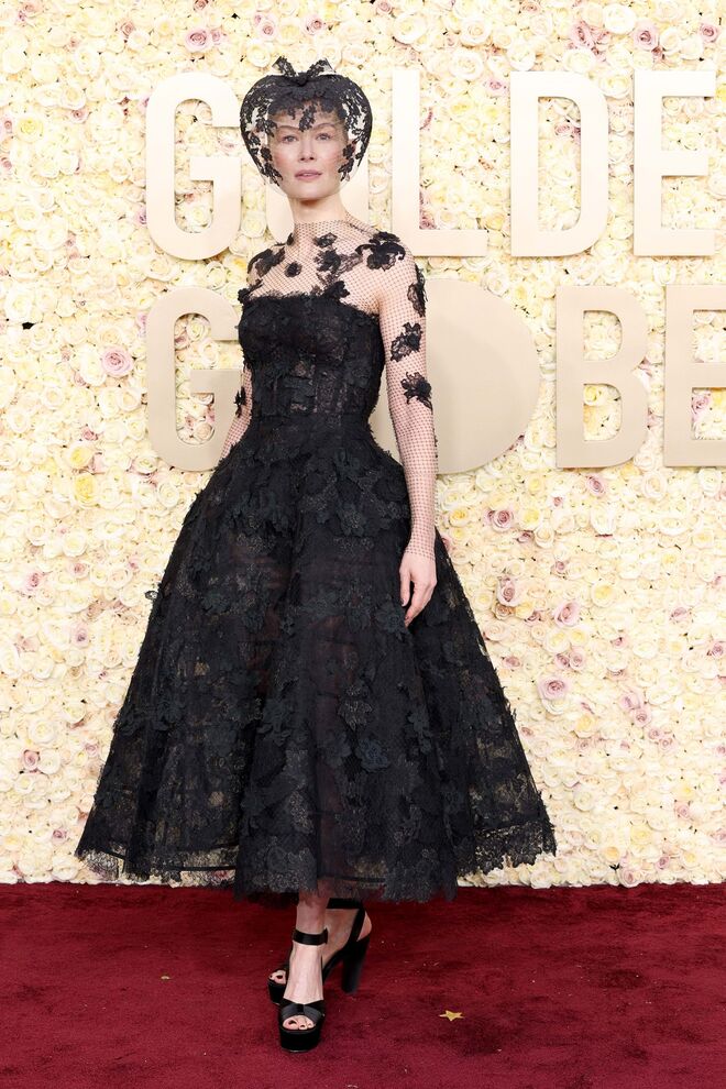 Rosamund Pike em Dior Haute Couture.