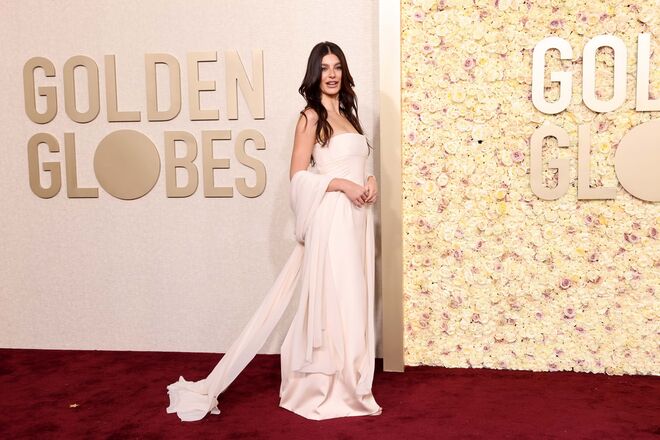 Camila Morrone em Givenchy.