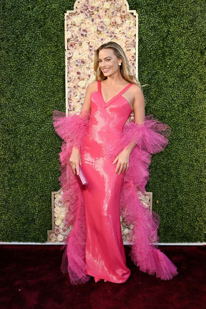 Margot Robbie num vestido da Giorgio Armani Privé, inspirado no 50º aniversário da Barbie SuperStar de 1977.