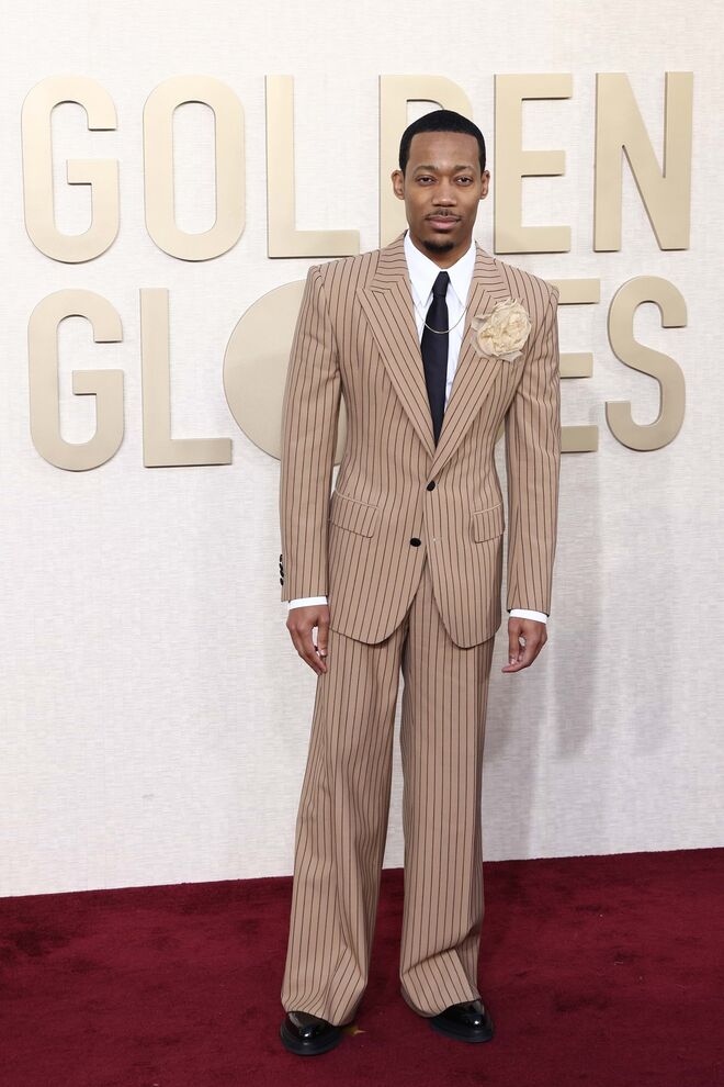 Tyler James Williams em Dolce & Gabbana personalizado.
