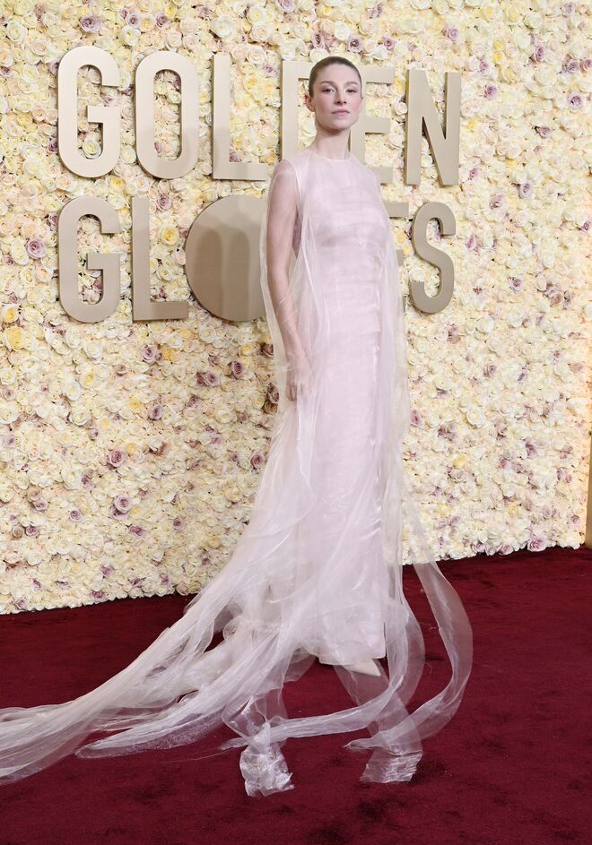 Hunter Schafer com um vestido da Prada.