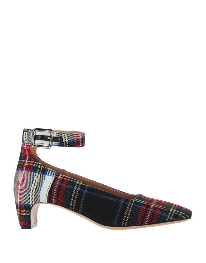 Sapatos, €524, Maison Margiela.