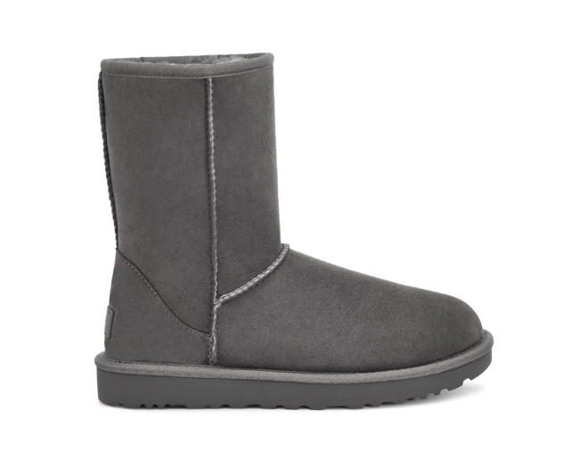 Botas W Classic Short II em carmurça, €229,95, UGG.