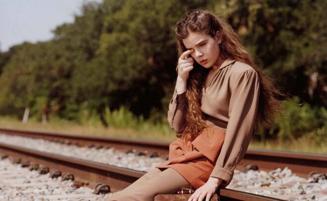 A campanha da Miu Miu, que apresenta a atriz Hailee Steinfield, com apenas 14 anos, sentada numa numa linha de comboio foi considerado irresponsável.