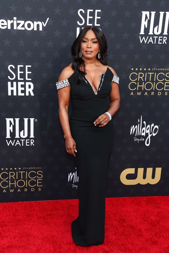 Angela Bassett em Pamella Roland.