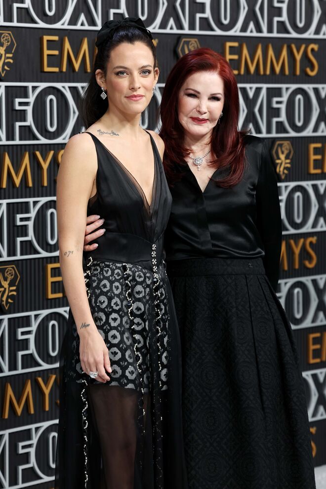 Riley Keough e Priscilla Presley em Chanel.