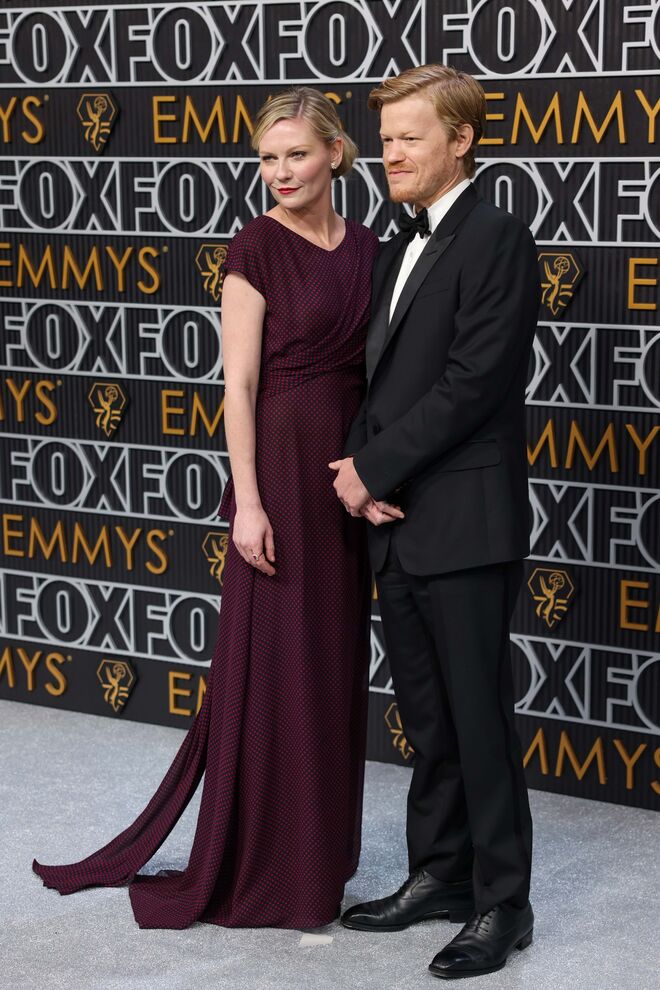 Kirsten Dunst, em Chanel Haute Couture, e Jesse Plemons.