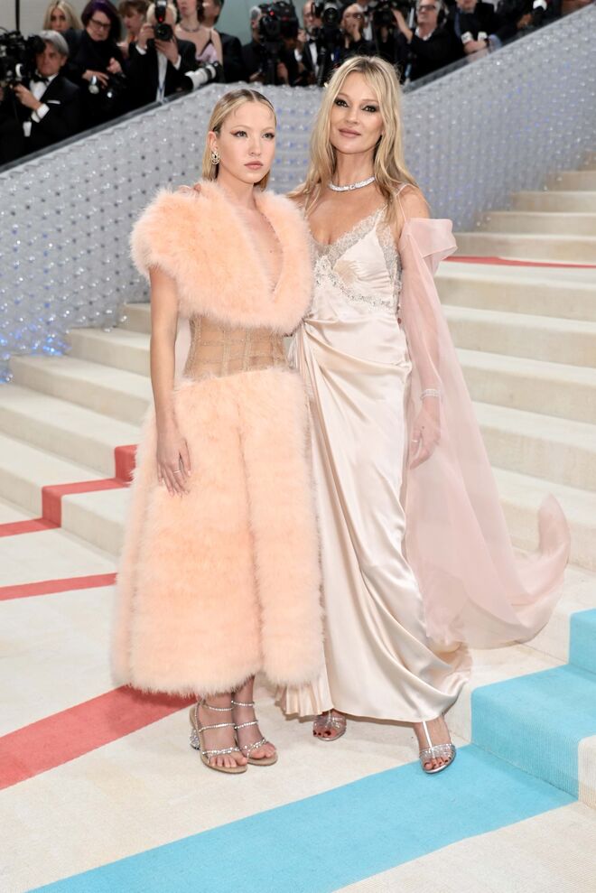Lila e Kate Moss na Met Gala de 2023, em Nova Iorque, ambas em Fendi.


