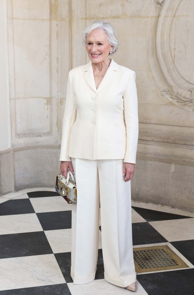 Glenn Close assiste ao desfile da Dior Haute Couture durante a Semana da Moda de Paris primavera/verão 2024.