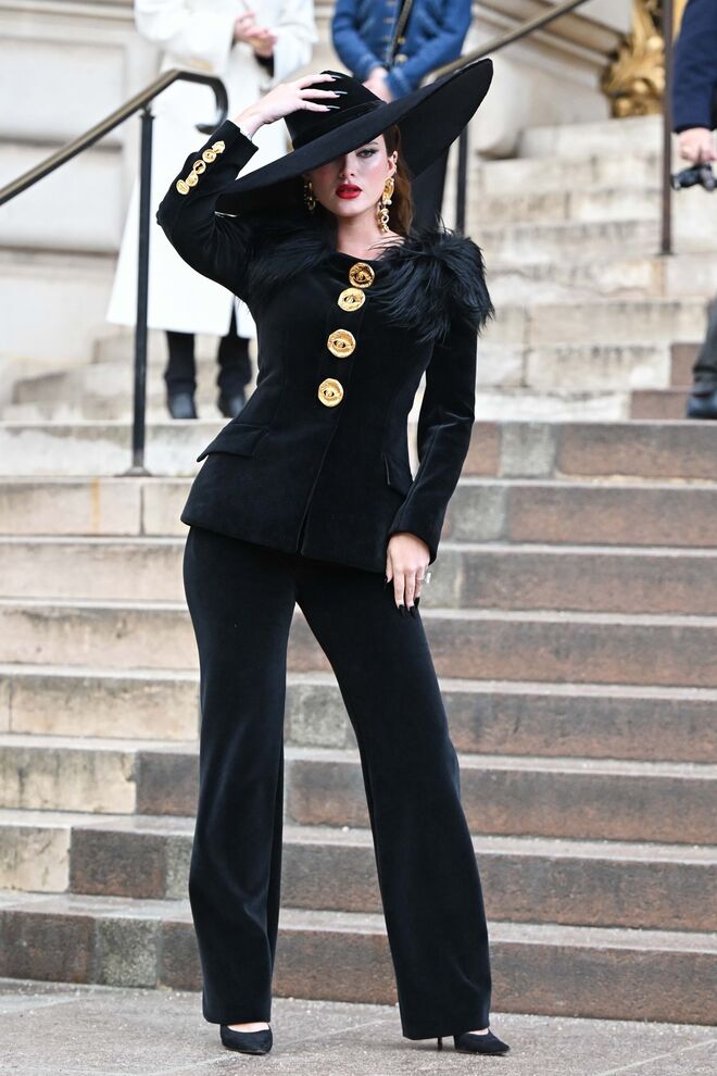 Bella Thorne no desfile primavera/verão 2024 da Schiaparelli Haute Couture.