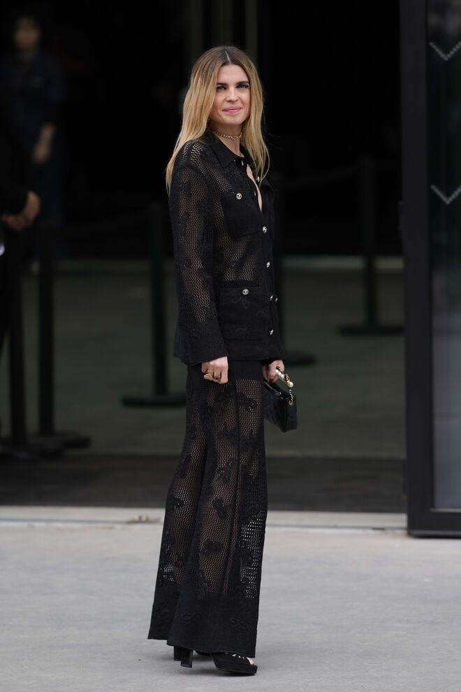 Cécile Cassel assiste ao desfile primavera/verão 2024 da Chanel Haute Couture.