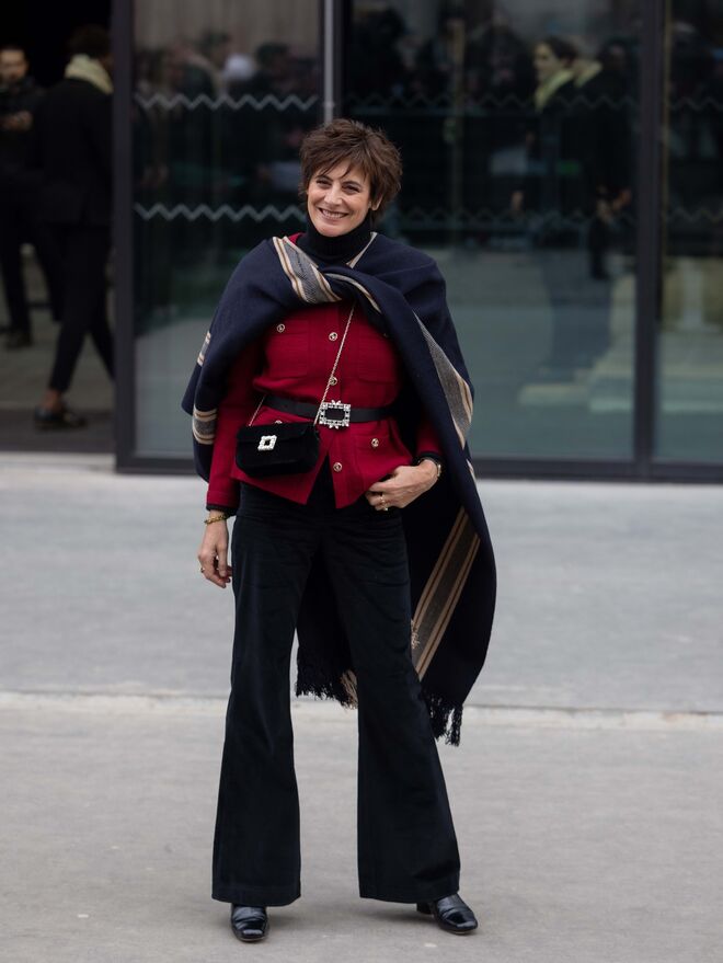 Inès de la Fressange no desfile primavera/verão 2024 da Chanel Haute Couture.